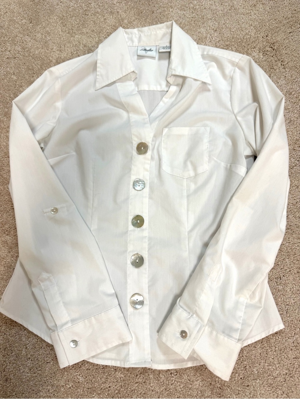 Studio vintage white fitted long sleeve button down with small cute pocket.